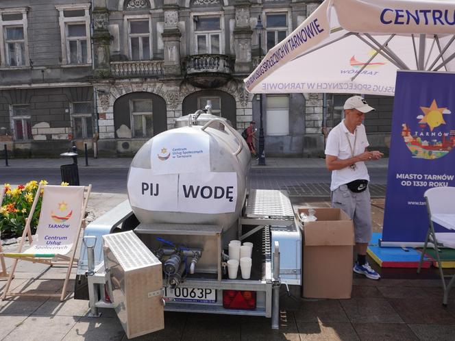 Tarnów walczy z falą upałów. Na ulicach rozdawana jest woda, stanęły również kurtyny wodne