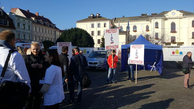 Rezydenci z bydgoskich szpitali protestowali na Starym Rynku