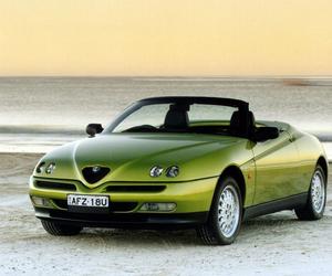 Alfa Romeo Spider: 2-osobowy cabriolet z miękkim dachem zbudowany na bazie modelu GTV. Produkowany w latach 1995-2006. Silniki Twin Spark (1.8 i 2.0) oraz 3.0 V6 z napędem na przód. Ceny od 7 000 zł.