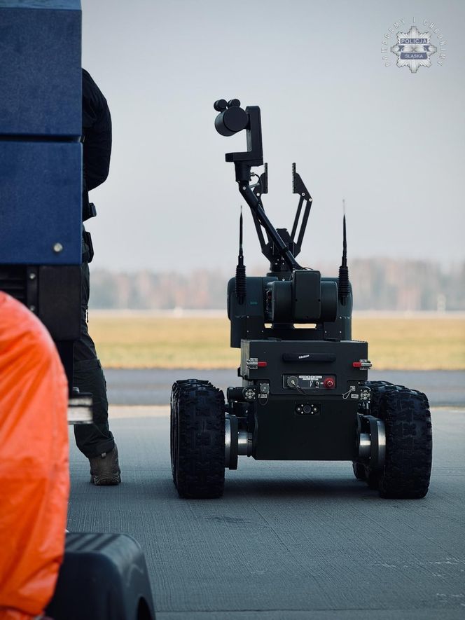 Awaryjne lądowanie samolotu pasażerskiego z terrorystami na pokładzie. Widowiskowe ćwiczenia służb na lotnisku w Katowicach