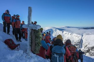 To był najtragiczniejszy wypadek na Śnieżce. Ratownicy górscy upamiętnili ofiary dramatu sprzed 50 lat 