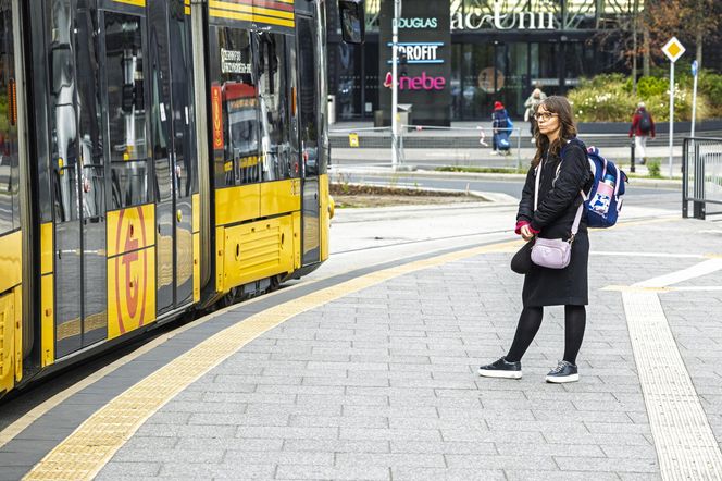 Jachira maluje się w tramwaju