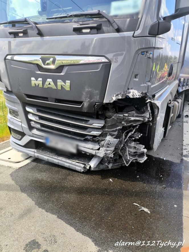 Wypadek w Chełmie Śląskim. Kierowca wjechał pod ciężarówkę