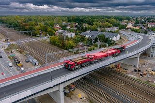 Kolumna wielkich tirów w Rembertowie. Tak testowali nowy wiadukt