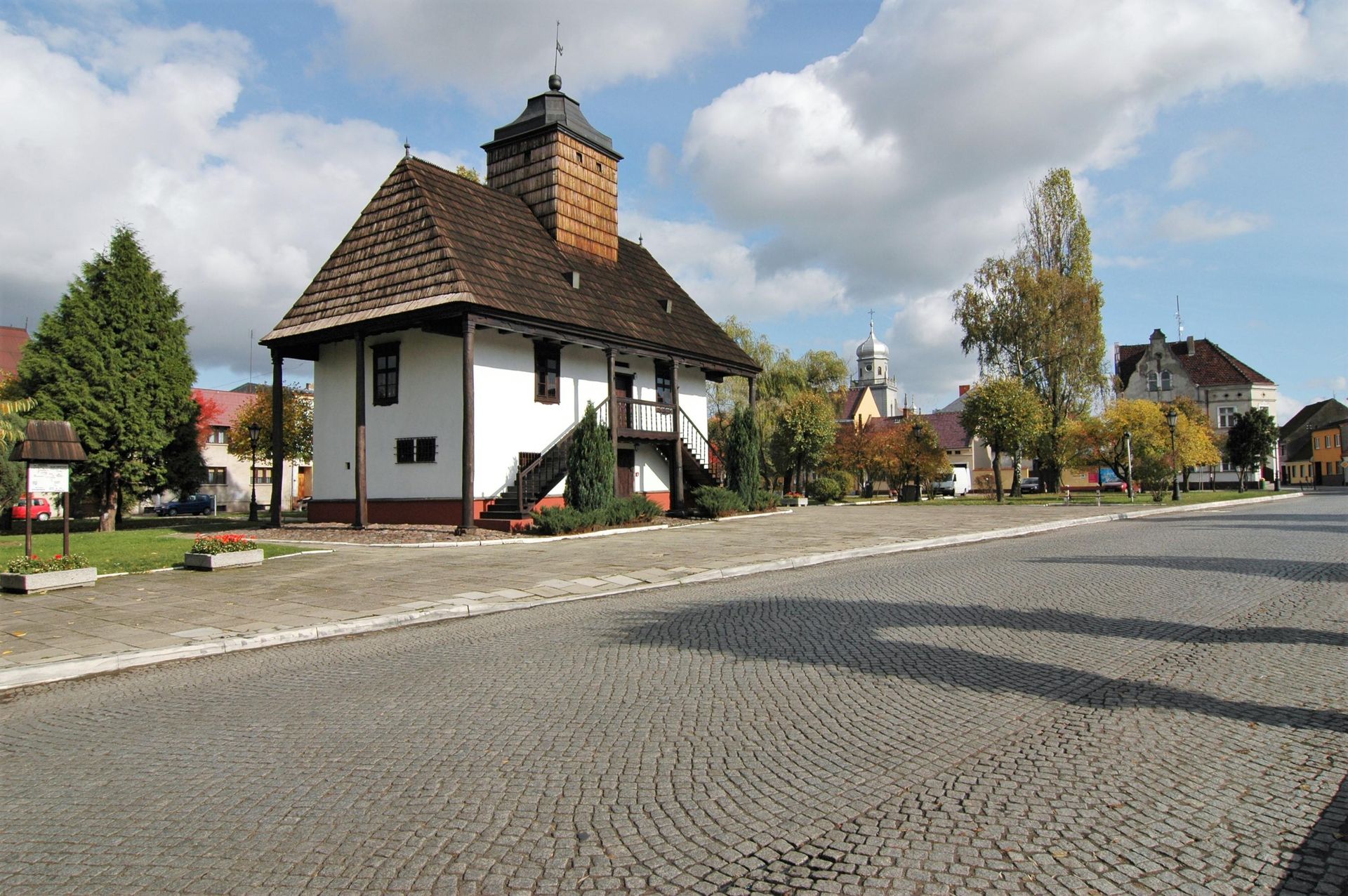 Zrębowy ratusz w Sulmierzycach