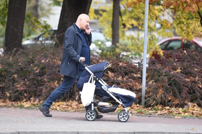 Joachim Brudziński na spacerze z wózkiem