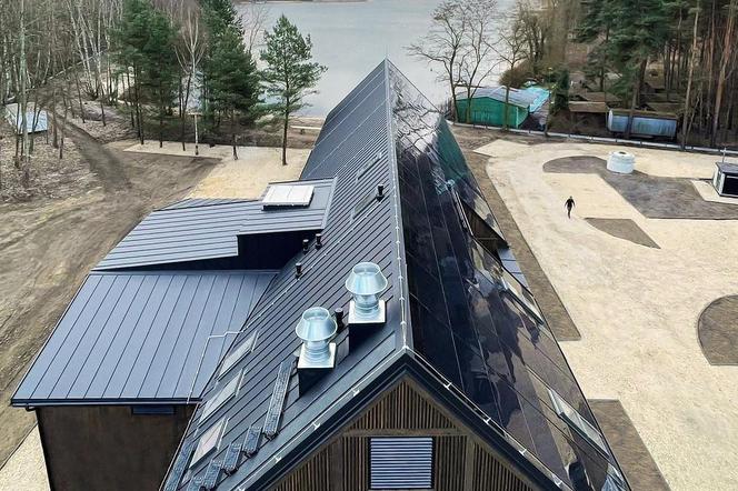 Dach solarny na obiekcie w stylu nowoczesnej stodoły
