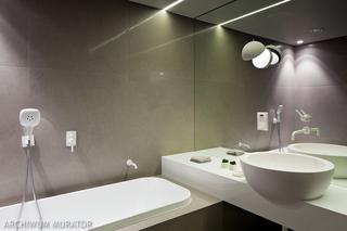 Szare płytki na ścianie w łazience w stylu minimalistycznym