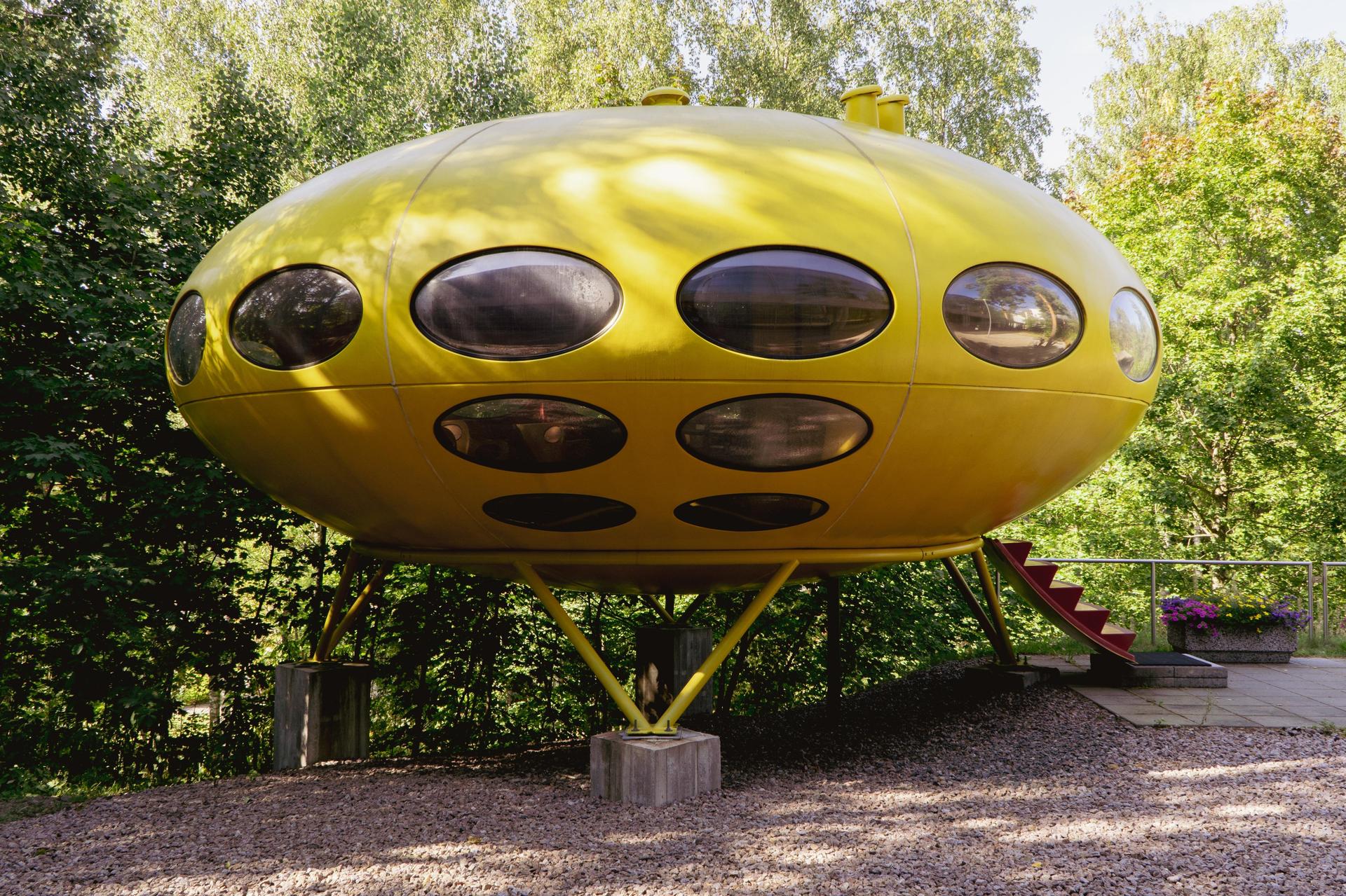 Futuro House - zdjęcia fińskiego domku letniskowego w kształcie UFO w WeeGee Exhibition Centre
