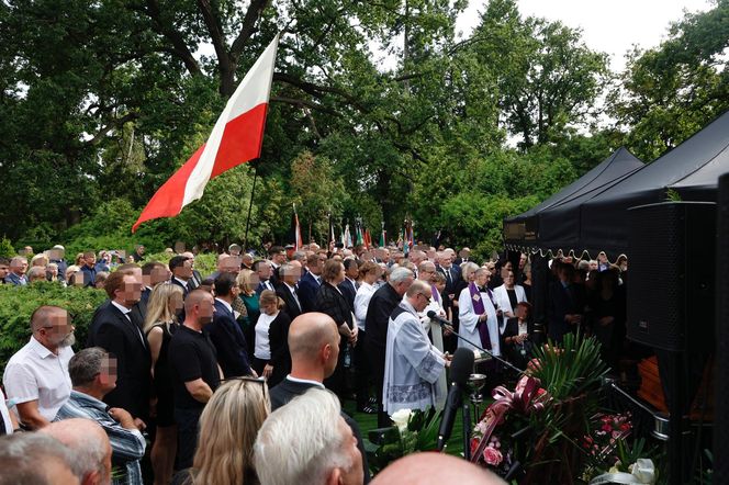 Tak wygląda grób matki Morawickiego, morze kwiatów