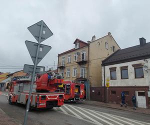 Pożar w kamienicy przy Iłżeckie w Starchowicach! W niedzielny poranek służby w akcji