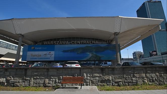 Taksówkarze wyrzuceni spod centralnego. Miejsca parkingowe stoją puste