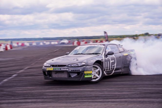 SkillZone Festiwal - motoryzacyjne emocje na lotnisku w Mielcu
