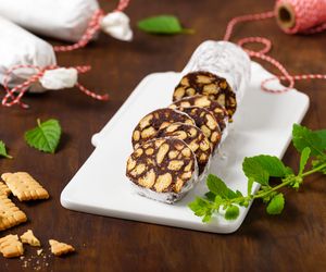 Czekoladowe salami: przepis na włoski deser z czekolady i herbatników