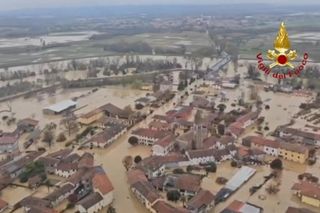 Lawina zmiażdżyła dom. 32-latek zginął, ratując kobietę