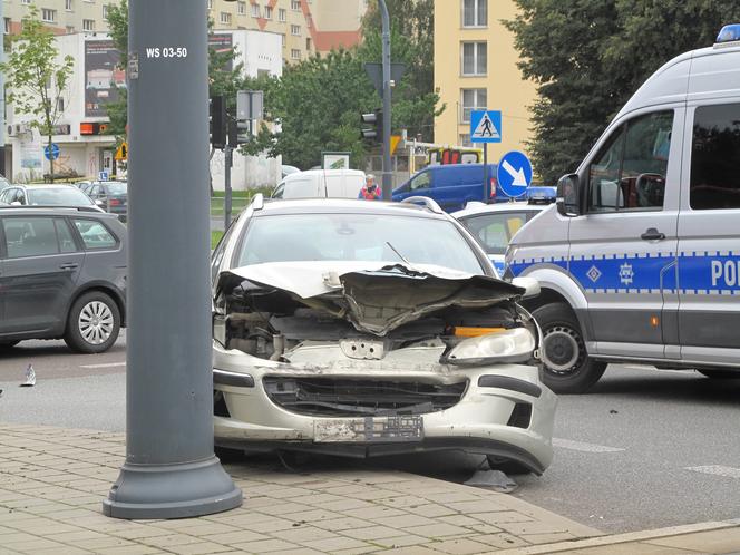 Groźny wypadek na Retkini. Zderzenie karetki pogotowia z peugeotem