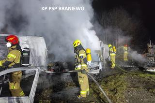 Nocny pożar w Pieniężnie. Spłonęło 8 wraków samochodowych!