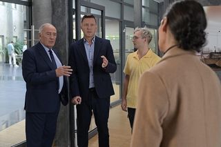 Pierwsza miłość, odcinek 3955: Izabela (Olga Bończyk), Michał (Wojciech Błach), Karol Weksler (Karol Strasburger), Brian (Dominik Rybiałek)	