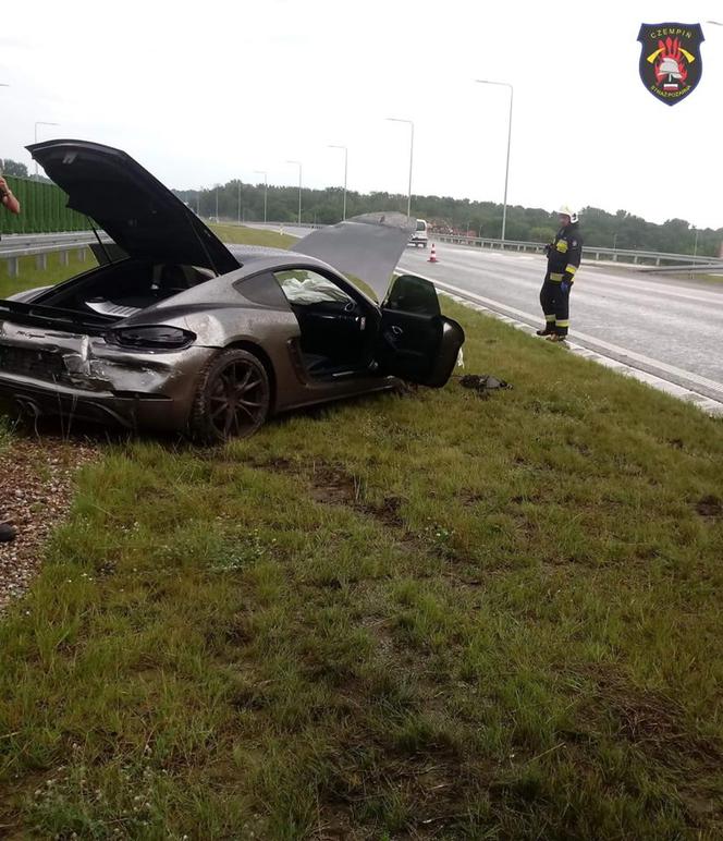 Piękne porsche uderzyło w bariery! Niebezpieczny wypadek koło Kościana