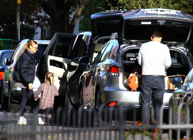 K. Tusk z mężem przenoszą rzeczy z lexusa do innego auta: Córka oddała ojcu samochód