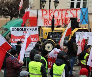 Protest rolników 20 marca przed Lubelskim Urzędem Wojewódzkim w Lublinie