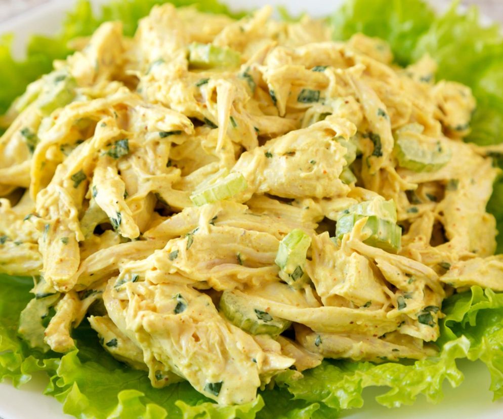 Kurczak koronacyjny nie tylko dla monarchii. Łatwo przygotujesz go w domu