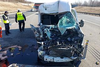 Czołowe zderzenia busa i ciężarówki. Jeden kierowca nie żyje, drugi został ranny