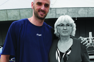 Marcin Gortat pożegnał zmarłą mamę. Poruszające chwile na pogrzebie Alicji Gortat w Łodzi