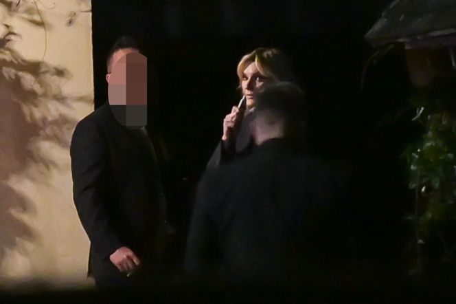 Anna Lewandowska w nocy pali elektryczne papierosy
