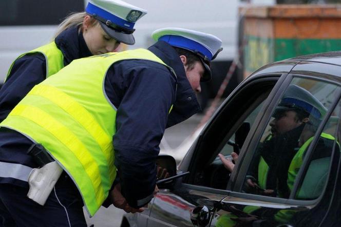 Śląskie: Kierująca BMW do policjantów: Macie panowie na dobry obiad