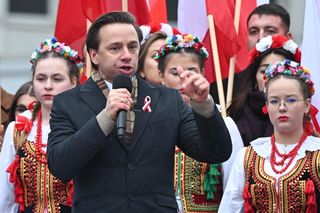 Bosak z mównicy pozdrowił Nawrockiego na Marszu Niepodległości. „Nie oddamy Polski nigdy!”