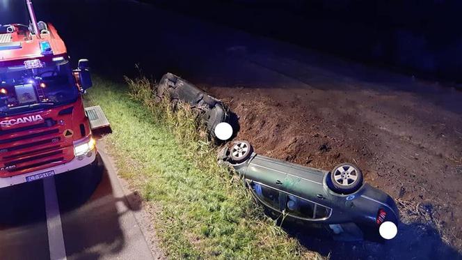 Wypadek w Grzywnie koło Torunia. Dwa samochody w rowie