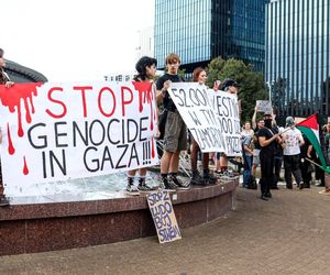 Polska – Izrael: Protest przed katowickim Spodkiem. Krwawe transparenty