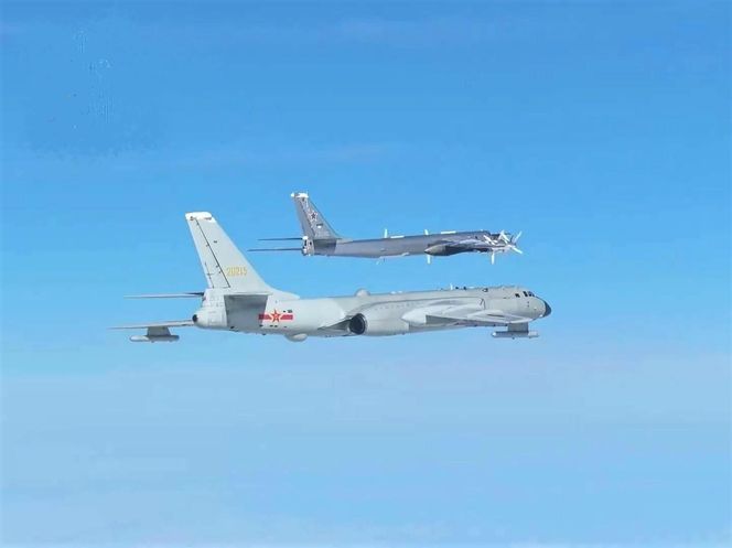 Bombowce Chin (H-6) i Rosji (Tu-95) podczas wspólnego patrolu