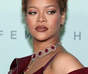 Rihanna pokazała nową fryzurę