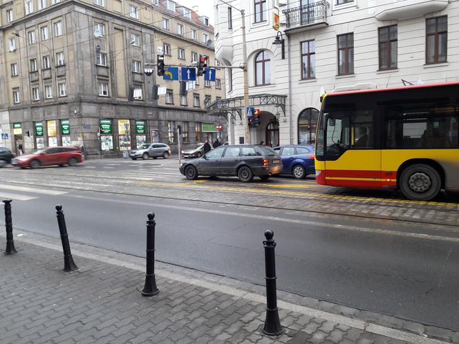 Po zmianie ruchu w centrum Wrocławia kierowcy pchają się prosto pod tramwaje!