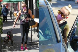 Miley Cyrus z nowym psem na spacerze [ZDJĘCIA] Uratowała go ze schroniska
