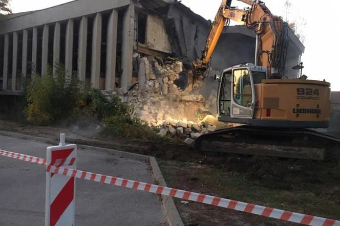 W Białobrzegach trwa rozbiórka kinoteatru. Powstanie tam nowy budynek [ZDJĘCIA]