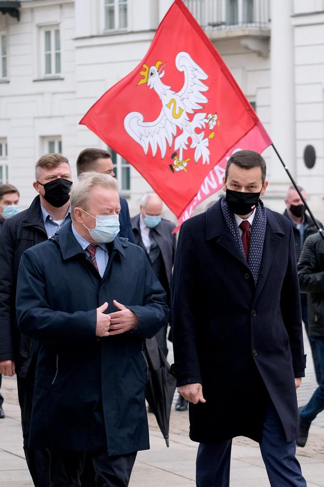 Mateusz Morawiecki. Premier w izolacji