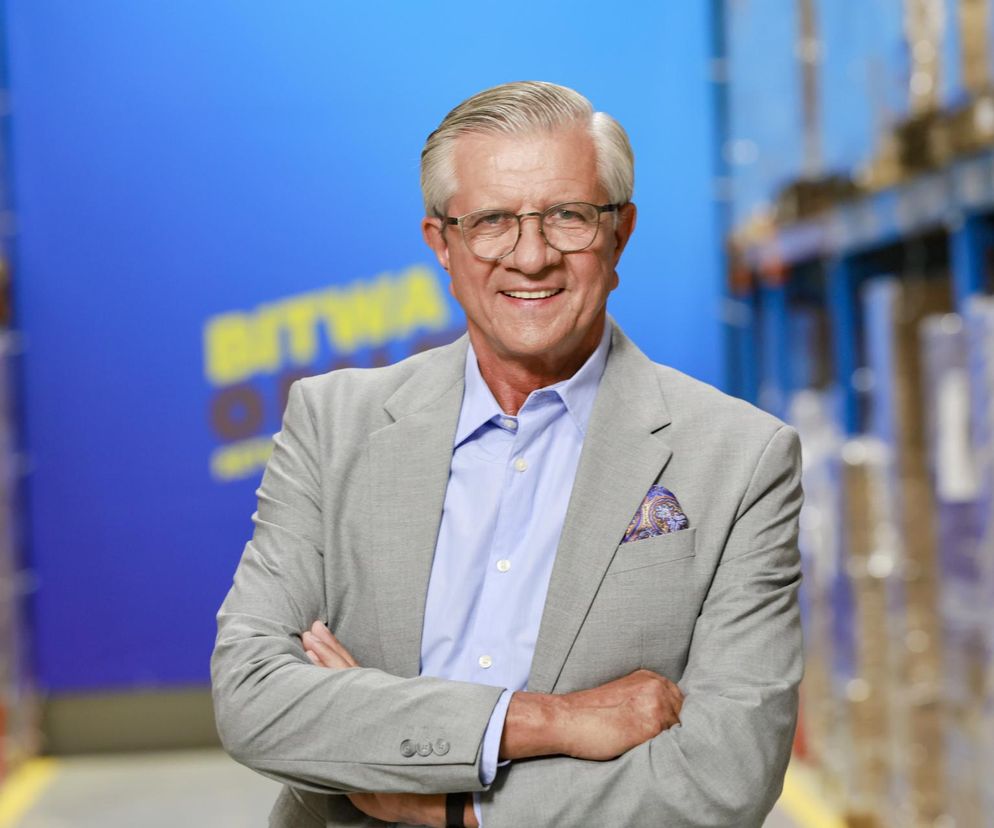 Dziennikarz Zygmunt Chajzer w szarej marynarce i okularach. O jego przeszłości przeczytasz na VOX FM.