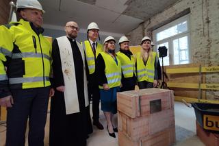 Szkoła medyczna rośnie w oczach