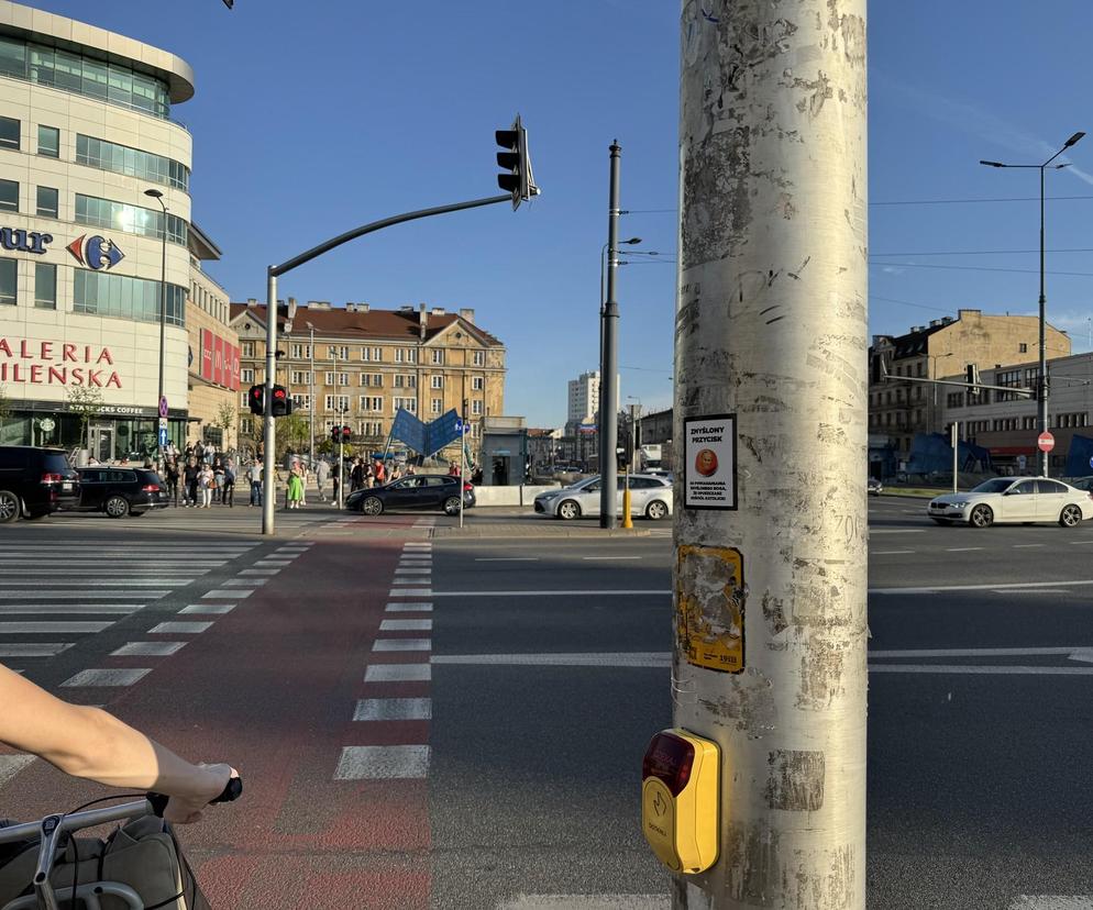 Nietypowe przyciski na skrzyżowaniach w Warszawie. Widać na nich wizerunek papieża