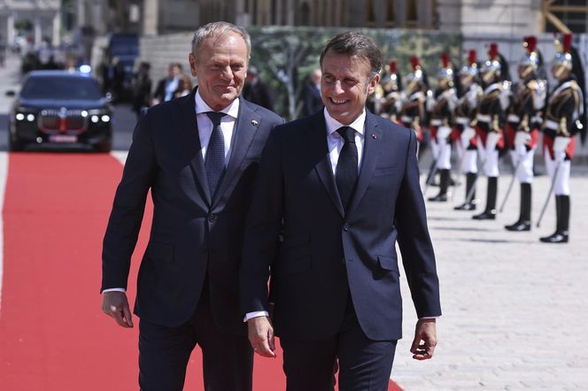 Tusk Macron