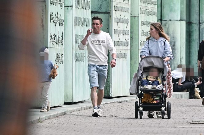 Filip Gurłacz na spacerze z żoną i synem. Nie zwalczył nałogu 