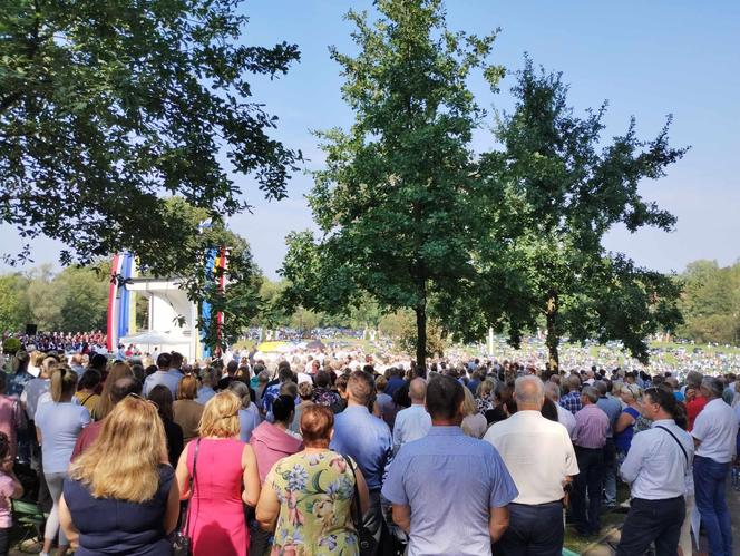 Rocznica koronacji Matki Bożej Kębelskiej w Wąwolnicy. Pojawiło się tysiące wiernych. Zobacz