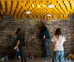 Czyszczenie mozaiki w Kiekrzu z bazgrołów