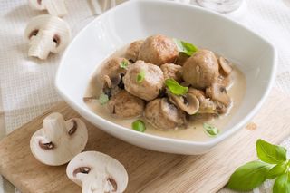 Klopsiki salisbury steak z sosem pieczarkowym. Szybko znikną z talerza