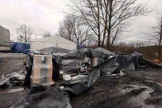 6,5 tysiąca pojemników z niebezpieczną substancją pod Kałuszynem. Trwa akcja służb