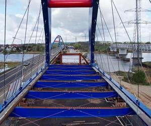 Niebieskie przęsło łukowe mostu nad Dziwną jest już gotowe