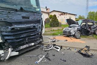 Ciężarówka uderzyła w mazdę na skrzyżowaniu. 66-latek zginął na miejscu! 